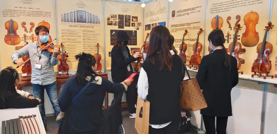 2020 中国上海国际乐器展 曹氏提琴 陈磊老师现场为客户试音挑选提琴